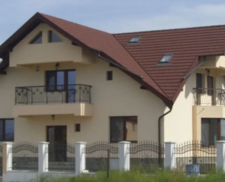 Acoperiș din țiglă metalică montat de Perfect Acoperiș pe o casă rezidențială