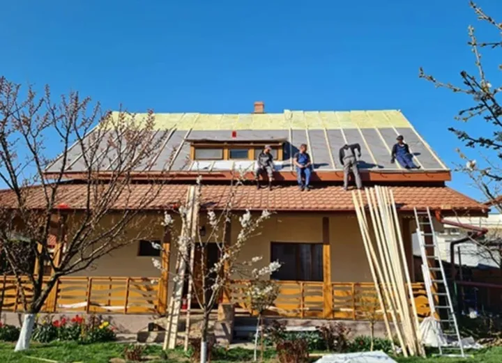 Echipa Perfect Acoperiș montând un acoperiș din țiglă metalică
