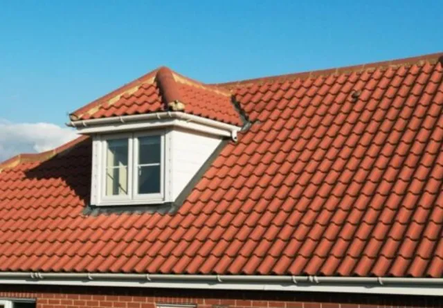 Lucarnă cu acoperiș din țiglă ceramică roșie