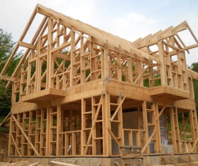 Șarpantă și structură din lemn pentru o casă mare