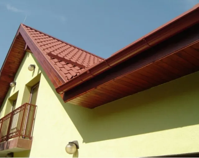 Streașină și jgheab pe o casă cu țiglă ceramică