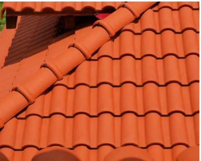 Detaliu acoperiș din țiglă ceramică portocalie